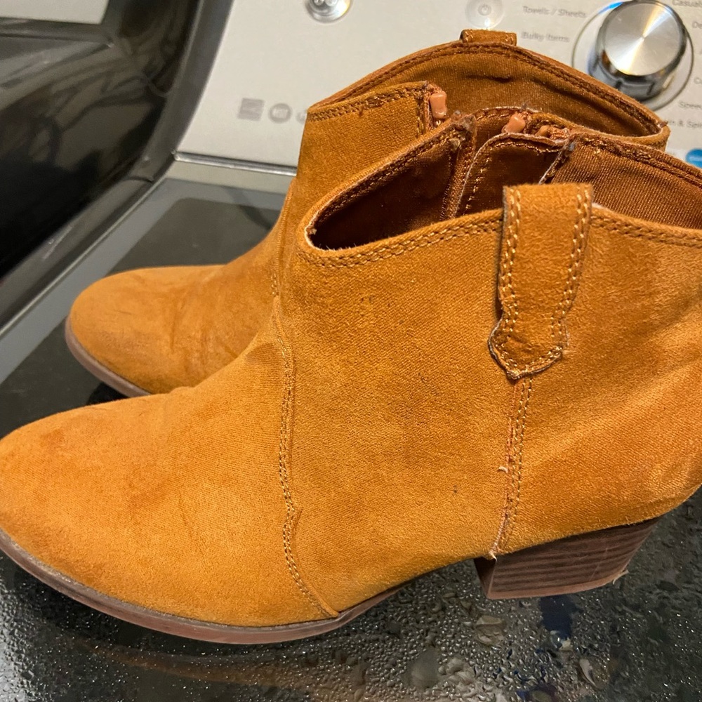 Kids booties with heel